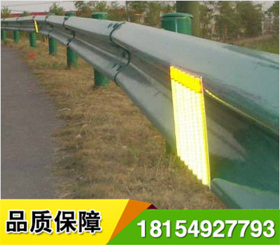 道路輪廊標的英文名稱 Delineator，它是沿道路兩側(cè)邊緣設置、用于顯示道路邊界輪廓、指引車輛正常行駛、具有逆反射性能的一種交通安全設施，從功能上說，輪廓標是一種視線誘導設