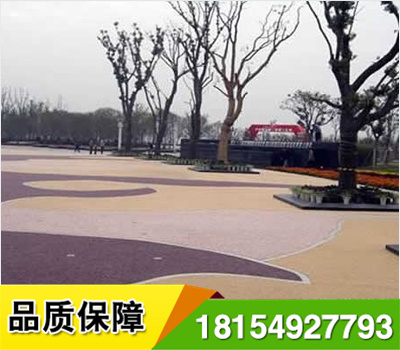 新疆透水地坪道路擁有約20%孔隙,主要是由高標(biāo)號水泥,標(biāo)石或彩石,滲合料,水性樹脂,彩色強化劑,穩(wěn)定劑及水等物質(zhì)共同構(gòu)成.